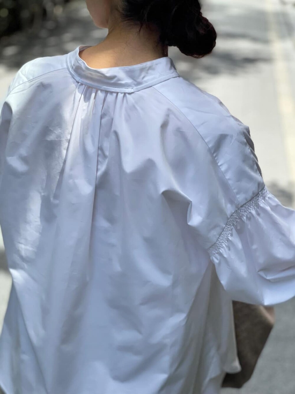 ホワイト系のシャツ/ブラウス、ブルー系のデニムパンツ、ブラウン系のトートバッグを着用したレディースの夏コーディネートの4枚目の写真