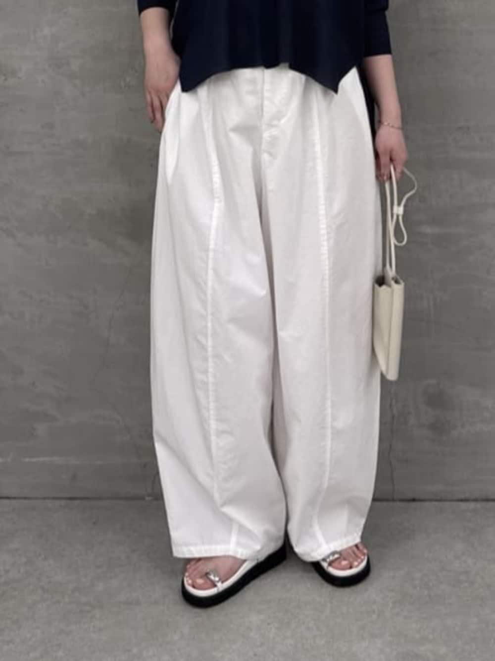 ホワイト系のショルダーバッグ、ホワイト系のサンダル、ホワイト系のその他パンツを着用したレディースの春コーディネートの7枚目の写真