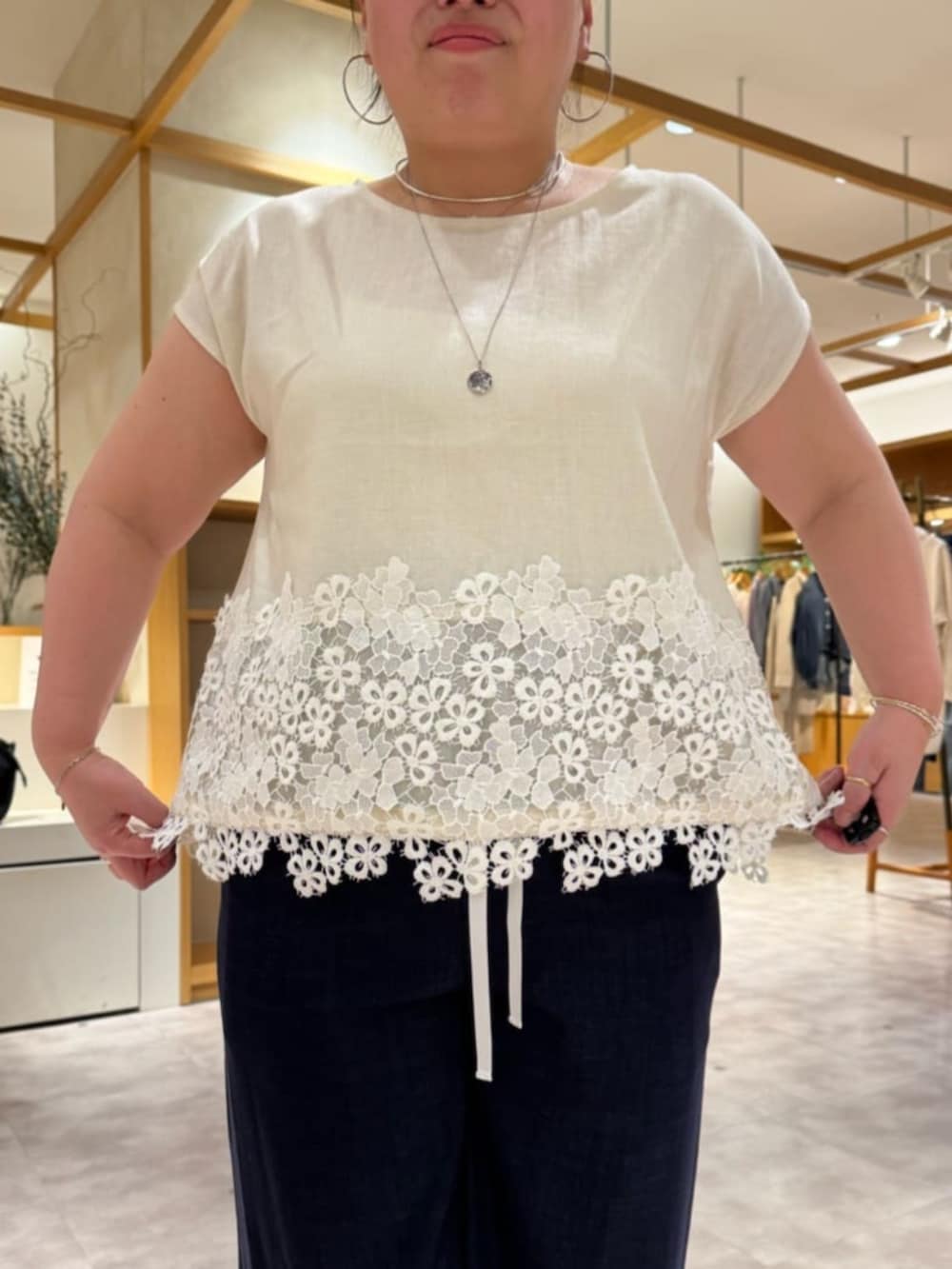 ブルー系のその他パンツ、ホワイト系のシャツ/ブラウスを着用したレディースの春コーディネートの7枚目の写真