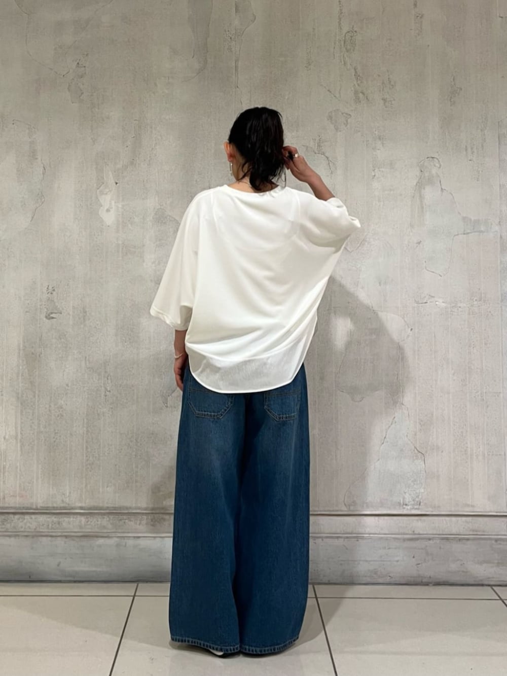 ブルー系のその他パンツ、ホワイト系のTシャツ/カットソー、ホワイト系のスニーカーを着用したレディースの春コーディネートの8枚目の写真