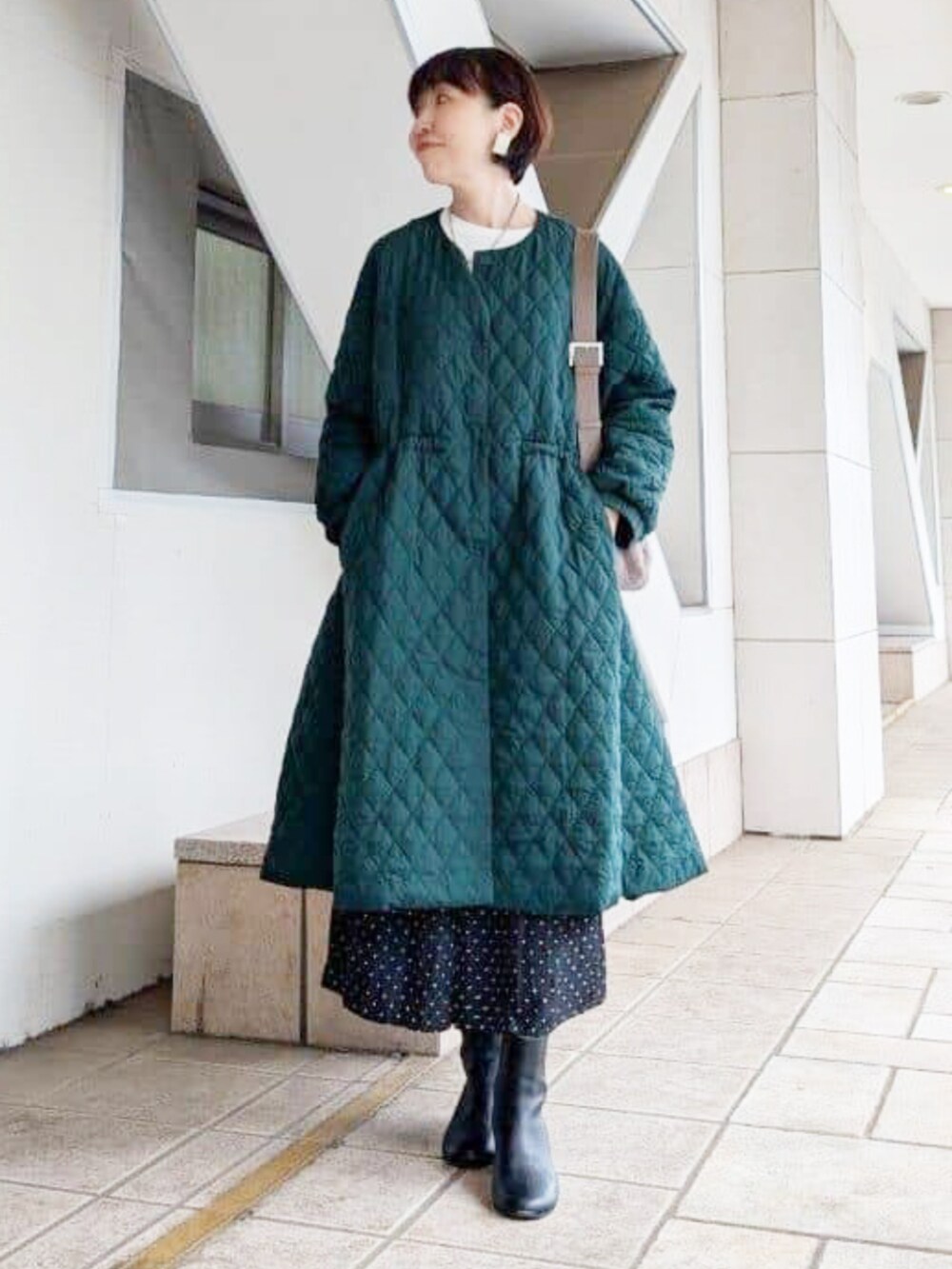 ブラウン系のショルダーバッグ、グリーン系のその他アウターを着用したレディースの夏コーディネートの2枚目の写真