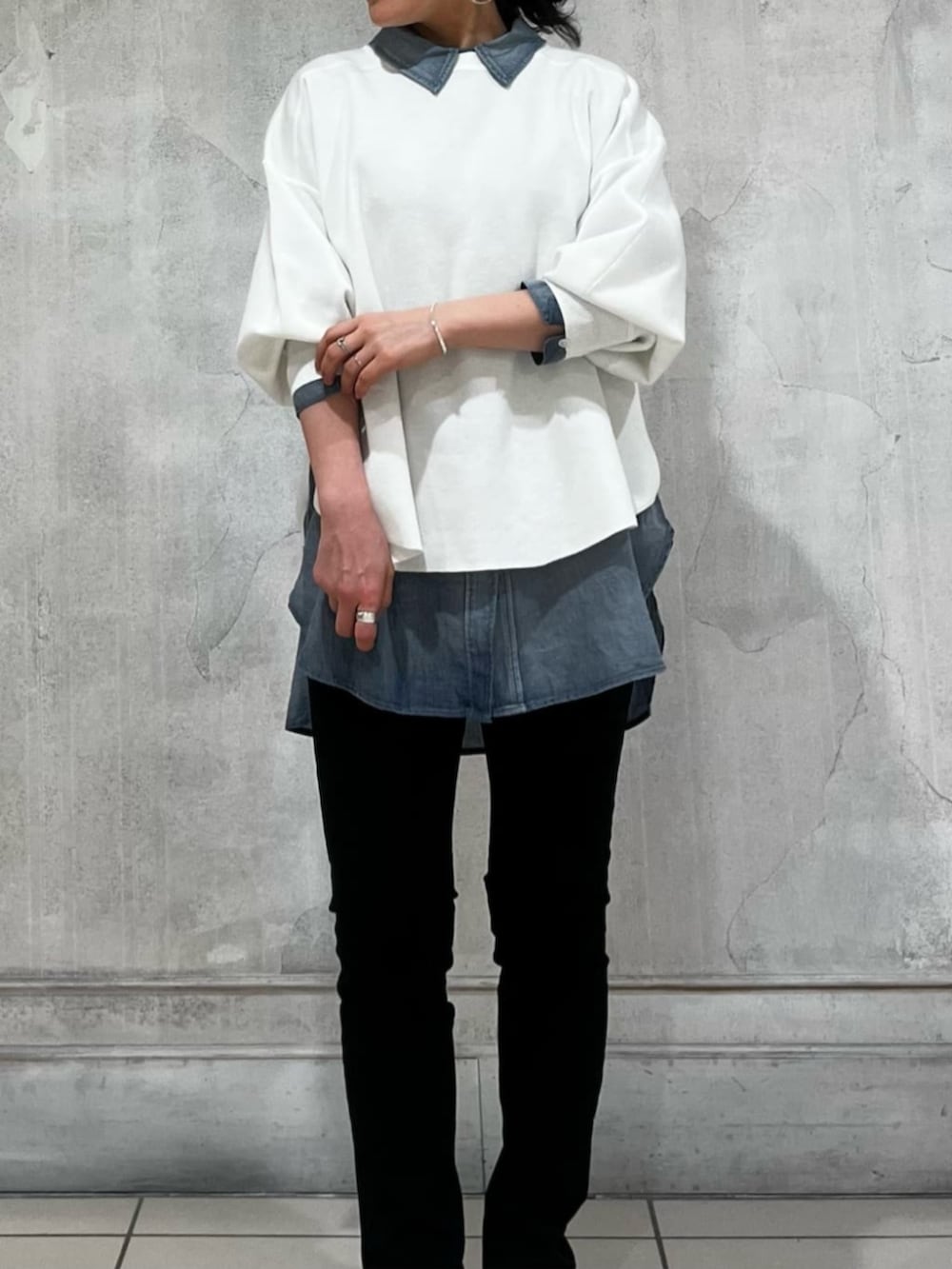 ブルー系のシャツ/ブラウス、ブルー系のデニムパンツ、ホワイト系のTシャツ/カットソーを着用したレディースの春コーディネートの8枚目の写真