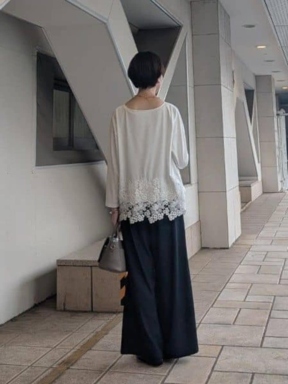 ホワイト系のTシャツ/カットソーを着用したレディースの夏コーディネートの3枚目の写真