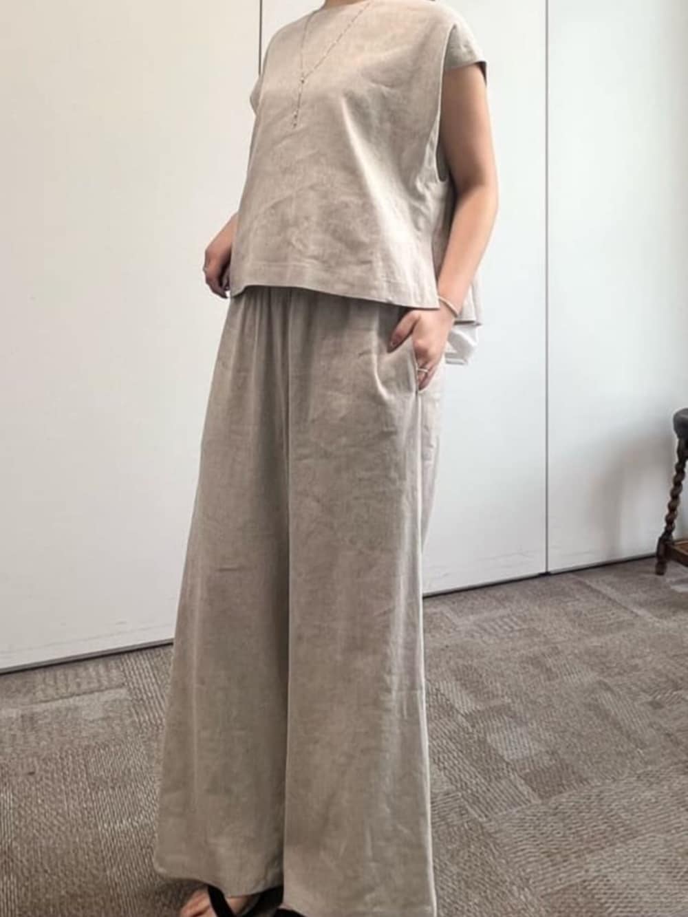 グレー系のボストンバッグ、ホワイト系のシャツ/ブラウス、ベージュ系のシャツ/ブラウスを着用したレディースの冬コーディネートの10枚目の写真