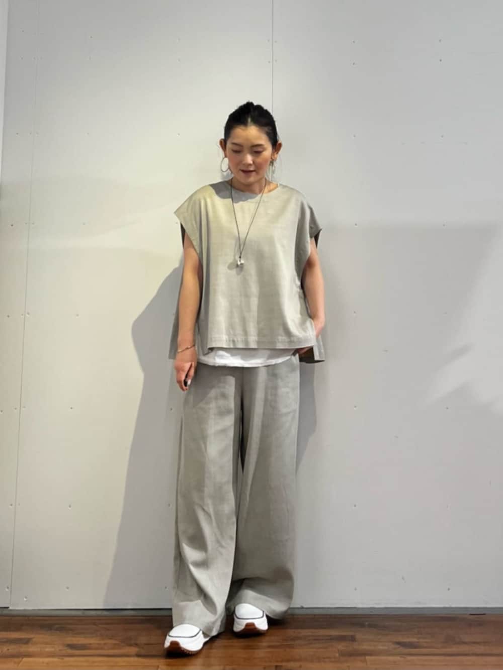 ホワイト系のスニーカー、グレー系のシャツ/ブラウス、ブラック系のボストンバッグを着用したレディースの春コーディネートの3枚目の写真