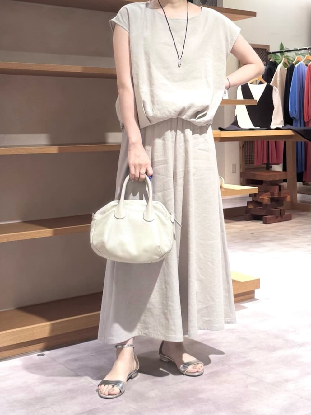 グレー系のボストンバッグ、グレー系のその他パンツ、グレー系のシャツ/ブラウスを着用したレディースの春コーディネートの7枚目の写真