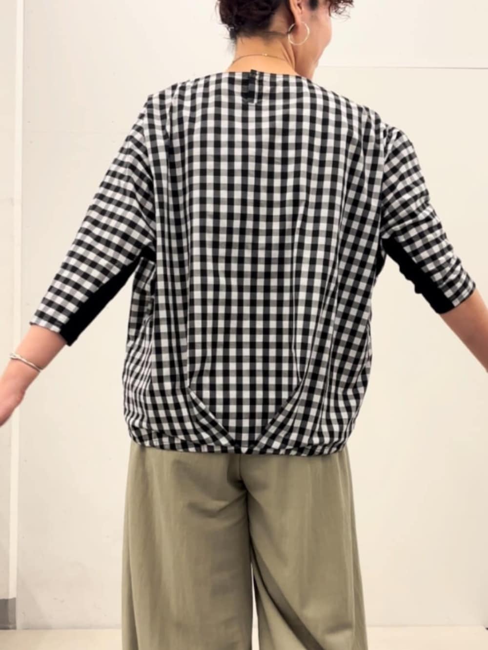 ブラック系のシャツ/ブラウス、グリーン系のその他パンツを着用したレディースの春コーディネートの4枚目の写真