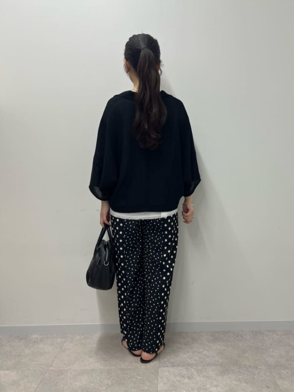 ブラック系のボストンバッグ、ホワイト系のシャツ/ブラウス、ブラック系のその他パンツを着用したレディースの春コーディネートの6枚目の写真