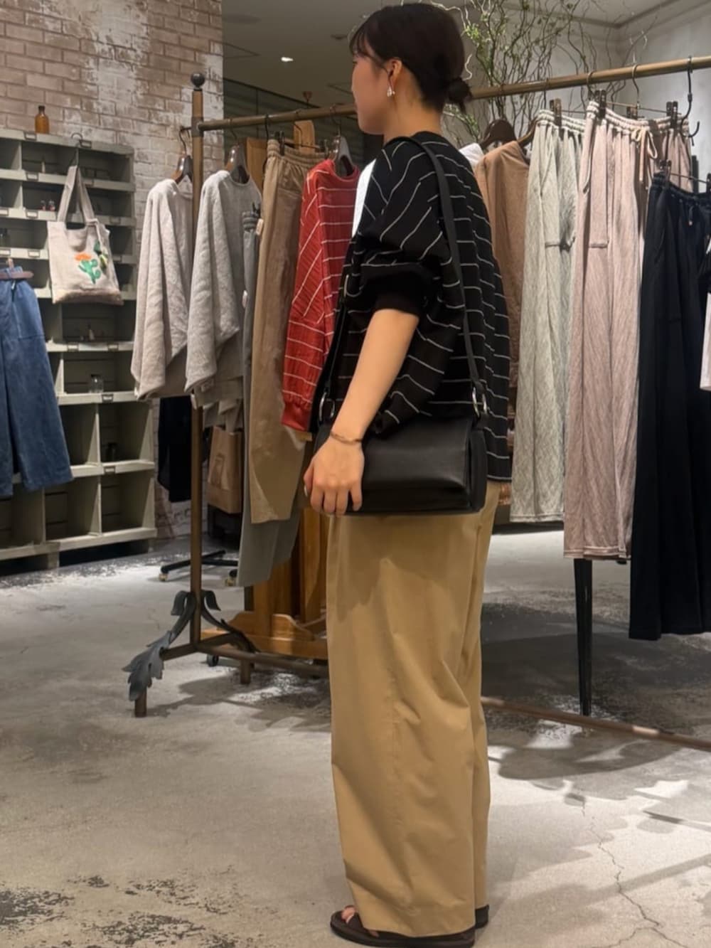ブラック系のシャツ/ブラウス、ベージュ系のその他パンツを着用したレディースの春コーディネートの2枚目の写真