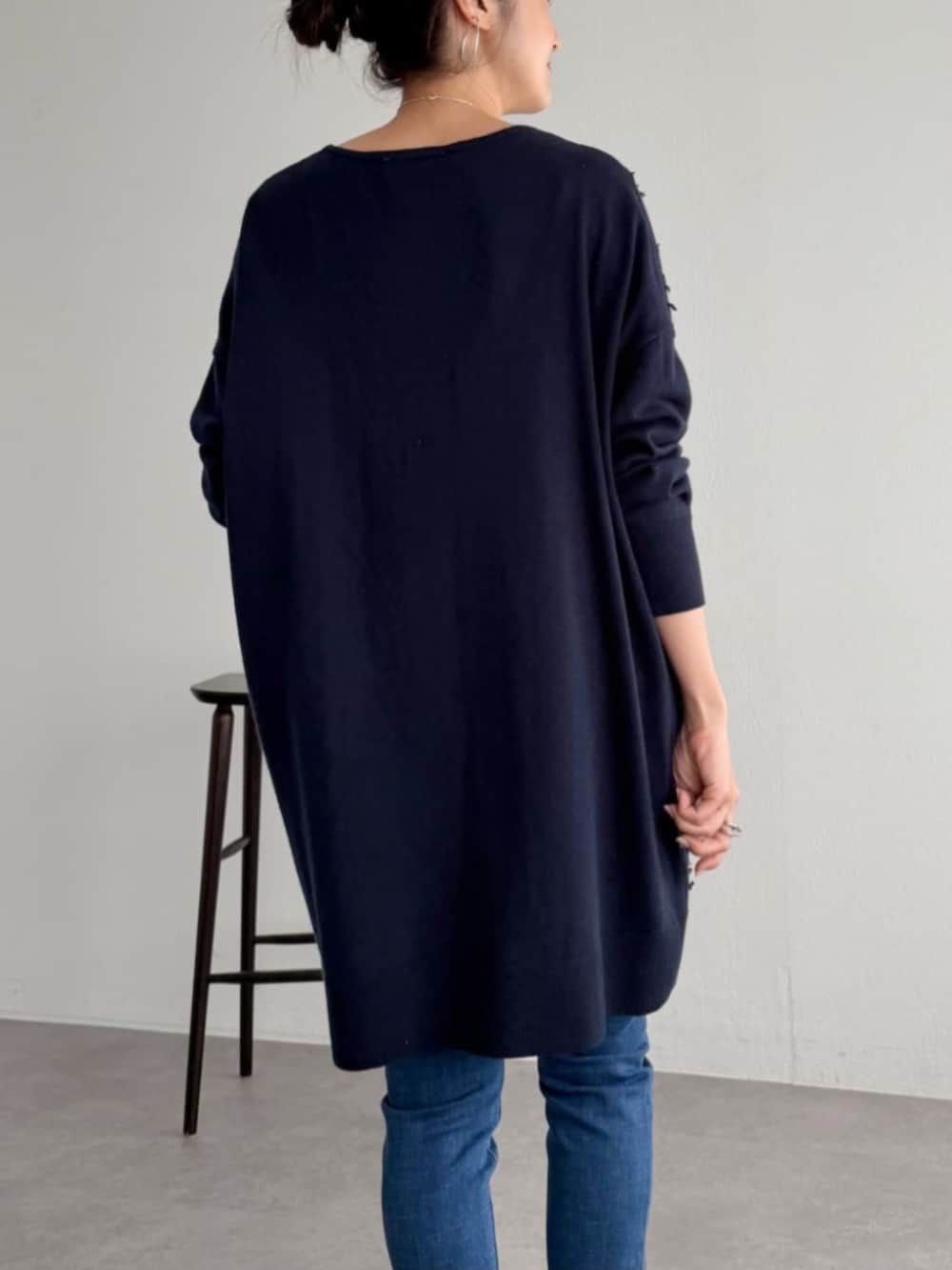 ブルー系のデニムパンツ、ブルー系のニット/セーターを着用したレディースの秋コーディネートの2枚目の写真