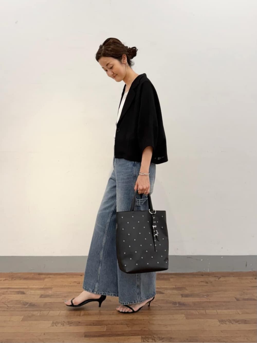 ブルー系のその他パンツ、ブラック系のテーラードジャケット、ブラック系のトートバッグを着用したレディースの夏コーディネートの3枚目の写真