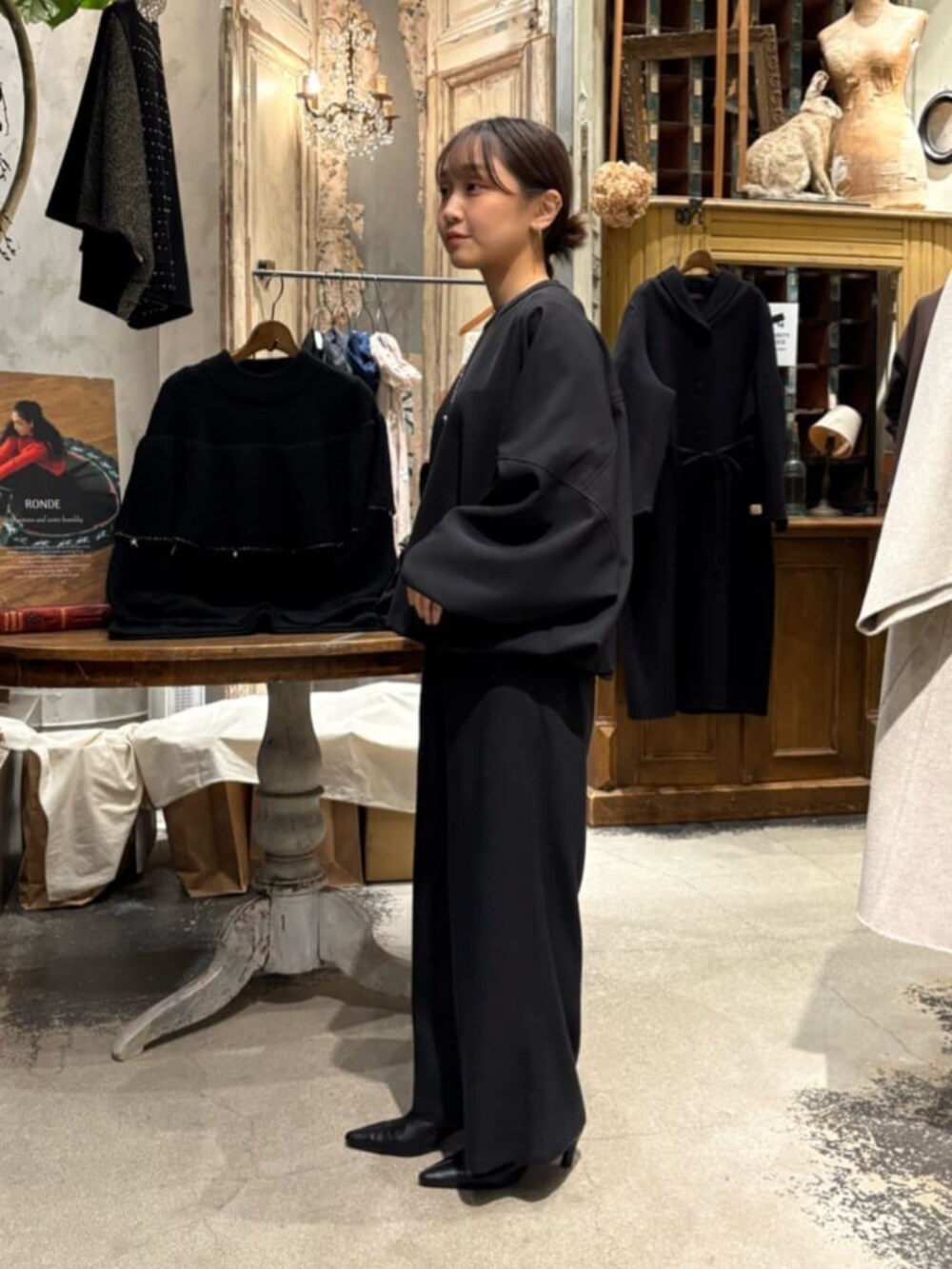 ブラック系のその他パンツ、ブラック系のシャツ/ブラウスを着用したレディースの冬コーディネートの6枚目の写真