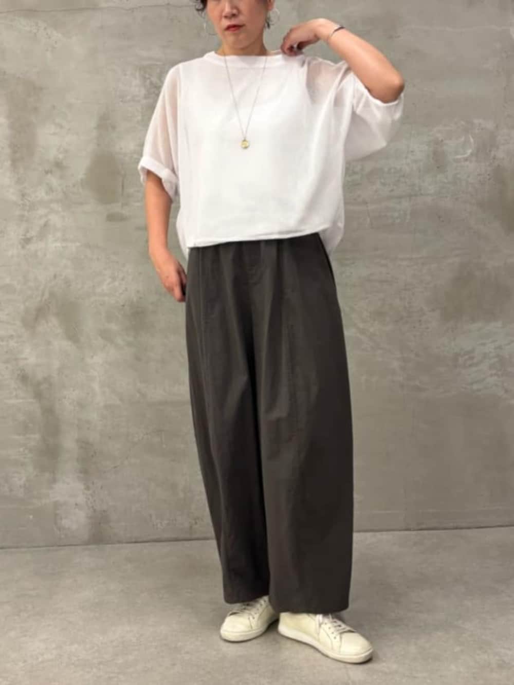 グレー系のその他パンツ、ホワイト系のTシャツ/カットソーを着用したレディースの春コーディネートの6枚目の写真