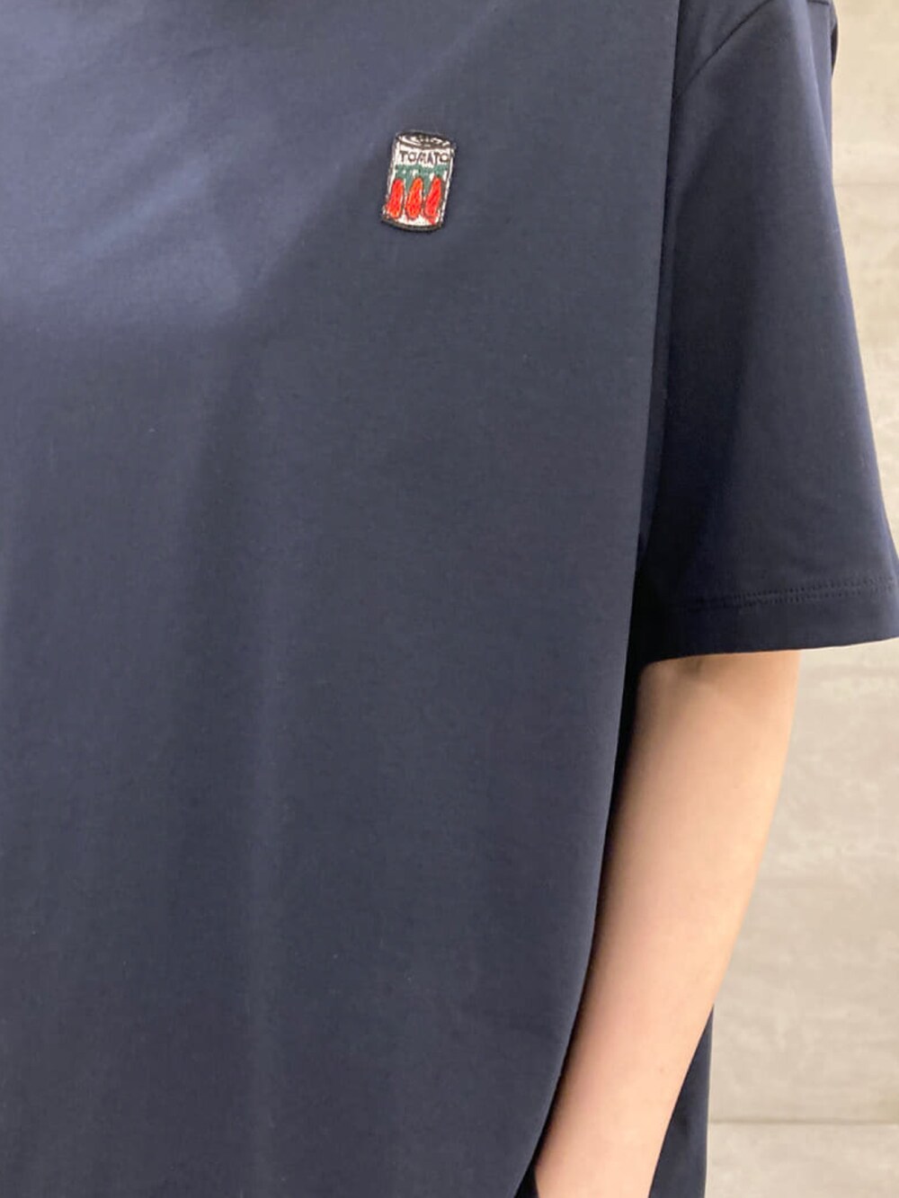 ブルー系のTシャツ/カットソー、ベージュ系のその他パンツ、ブルー系のトートバッグを着用したレディースの春コーディネートの3枚目の写真