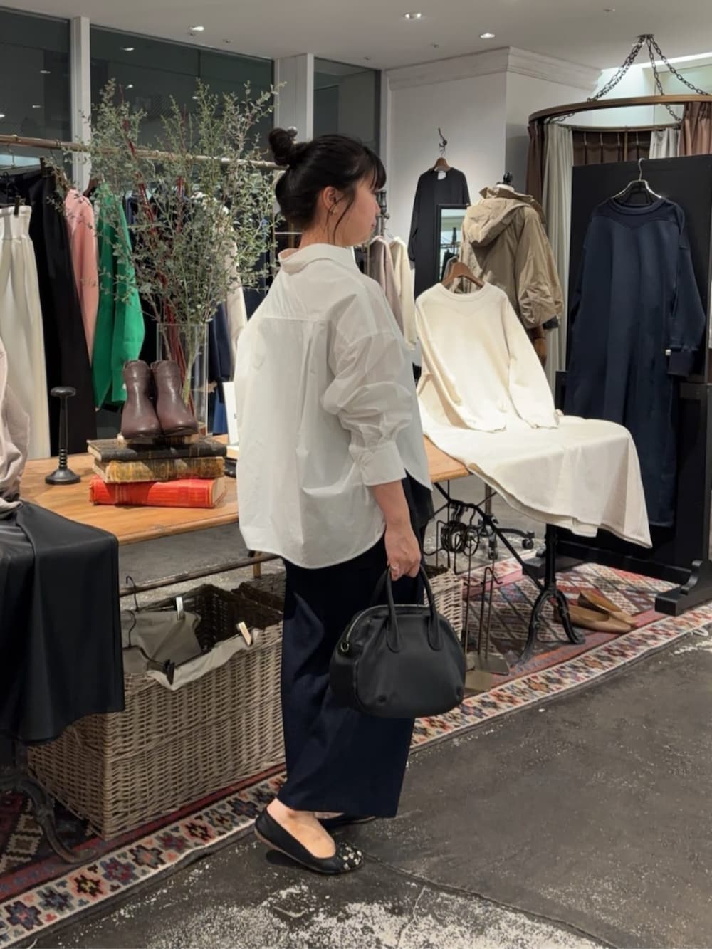 ブルー系のその他パンツ、ホワイト系のシャツ/ブラウスを着用したレディースの冬コーディネートの2枚目の写真