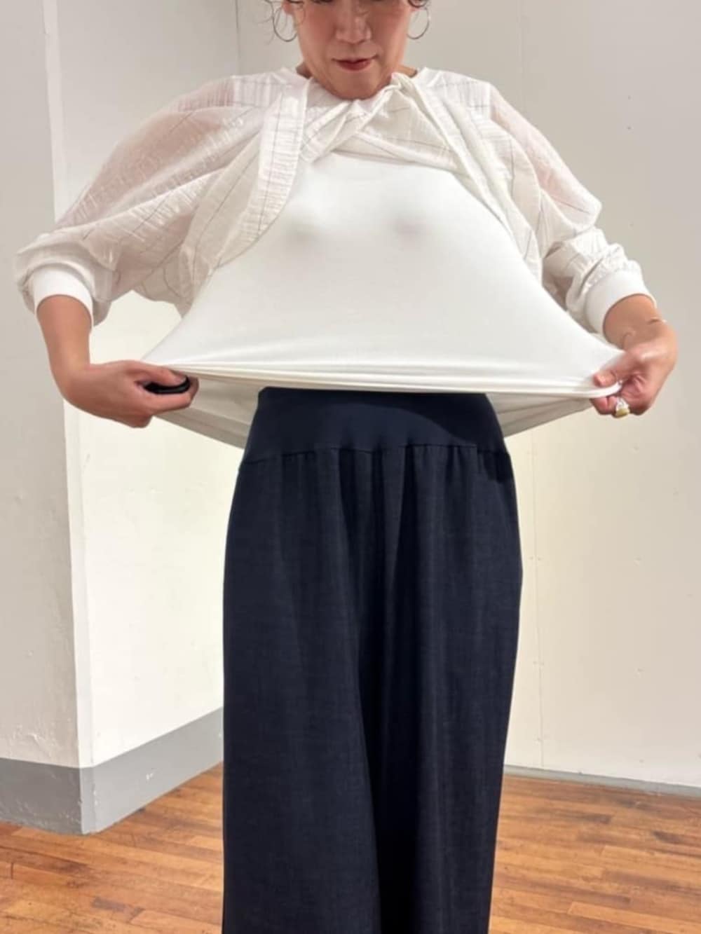 イエロー系のその他パンツ、ホワイト系のシャツ/ブラウスを着用したレディースの春コーディネートの9枚目の写真