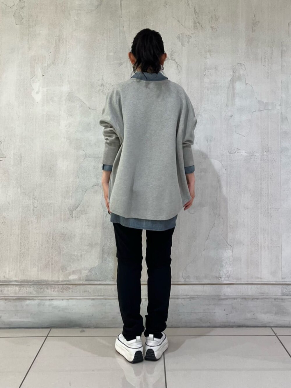 ブルー系のシャツ/ブラウス、ホワイト系のスニーカー、ブラック系のその他パンツを着用したレディースの冬コーディネートの5枚目の写真