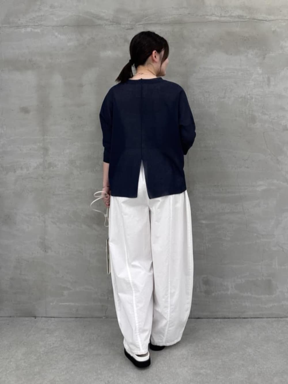 ホワイト系のショルダーバッグ、ホワイト系のサンダル、ホワイト系のその他パンツを着用したレディースの春コーディネートの3枚目の写真