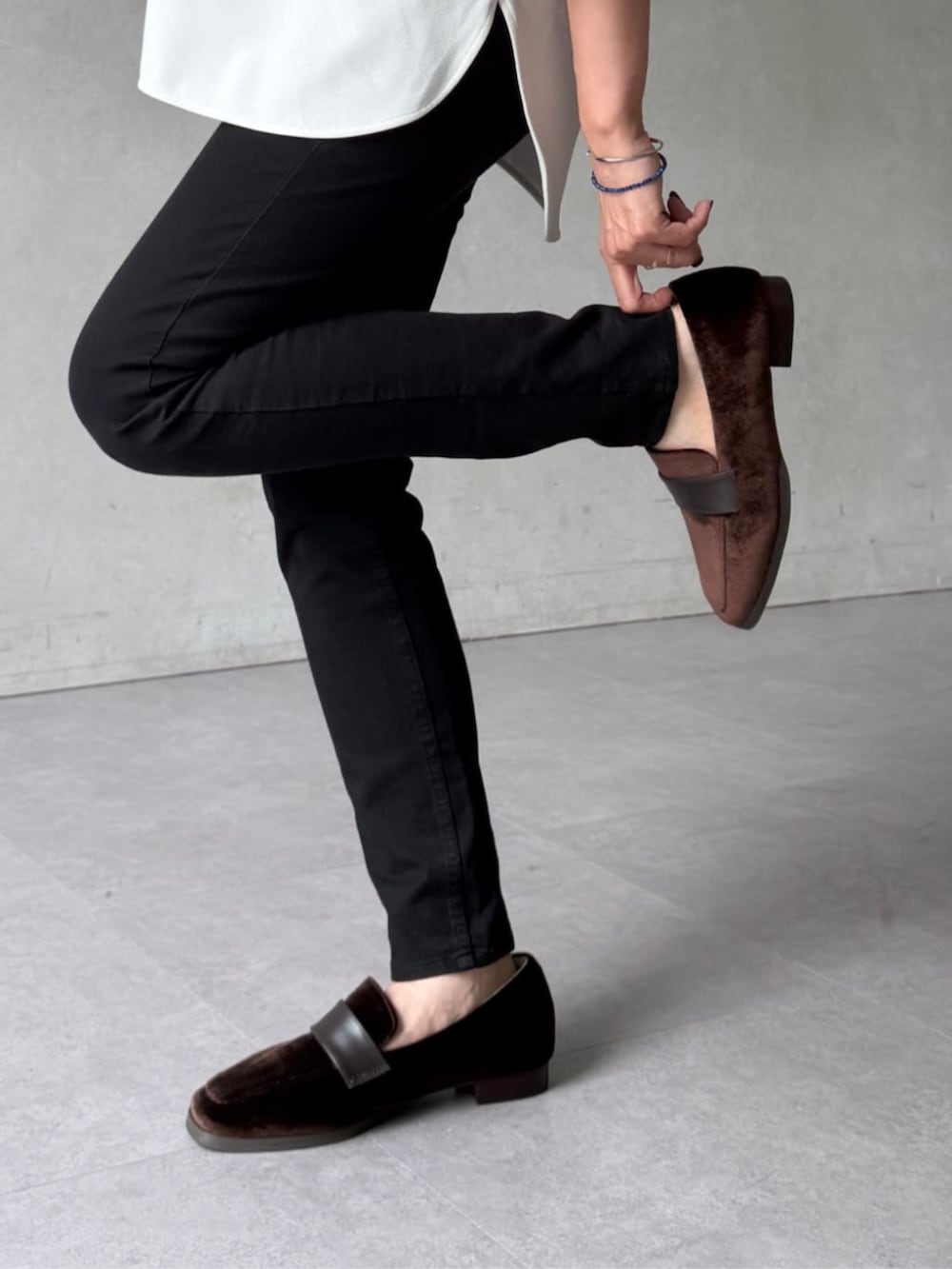 ブラック系のその他パンツ、グレー系のショルダーバッグ、ブラウン系のローファーを着用したレディースの秋コーディネートの5枚目の写真