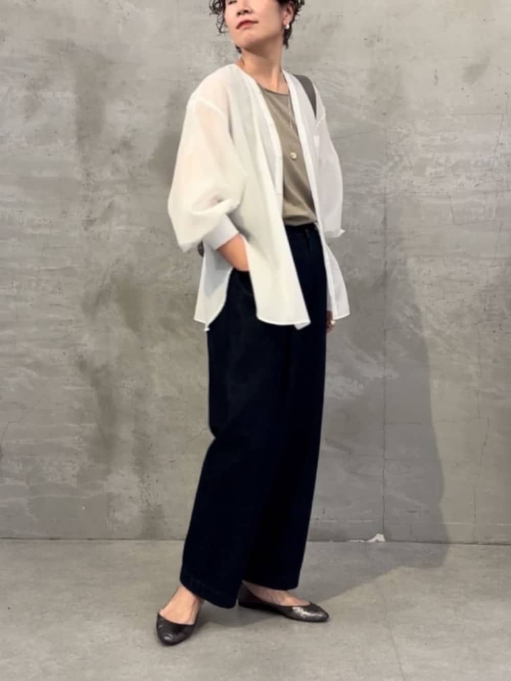 ホワイト系のシャツ/ブラウス、ブルー系のデニムパンツ、グリーン系のシャツ/ブラウスを着用したレディースの冬コーディネートの2枚目の写真