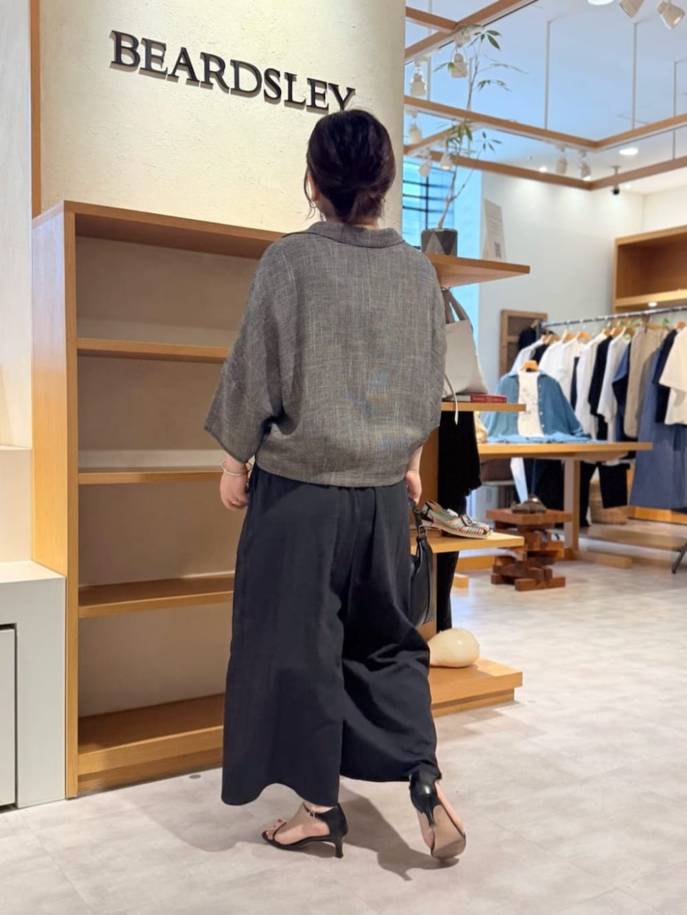 ベージュ系のテーラードジャケット、ブルー系のその他パンツを着用したレディースの春コーディネートの6枚目の写真