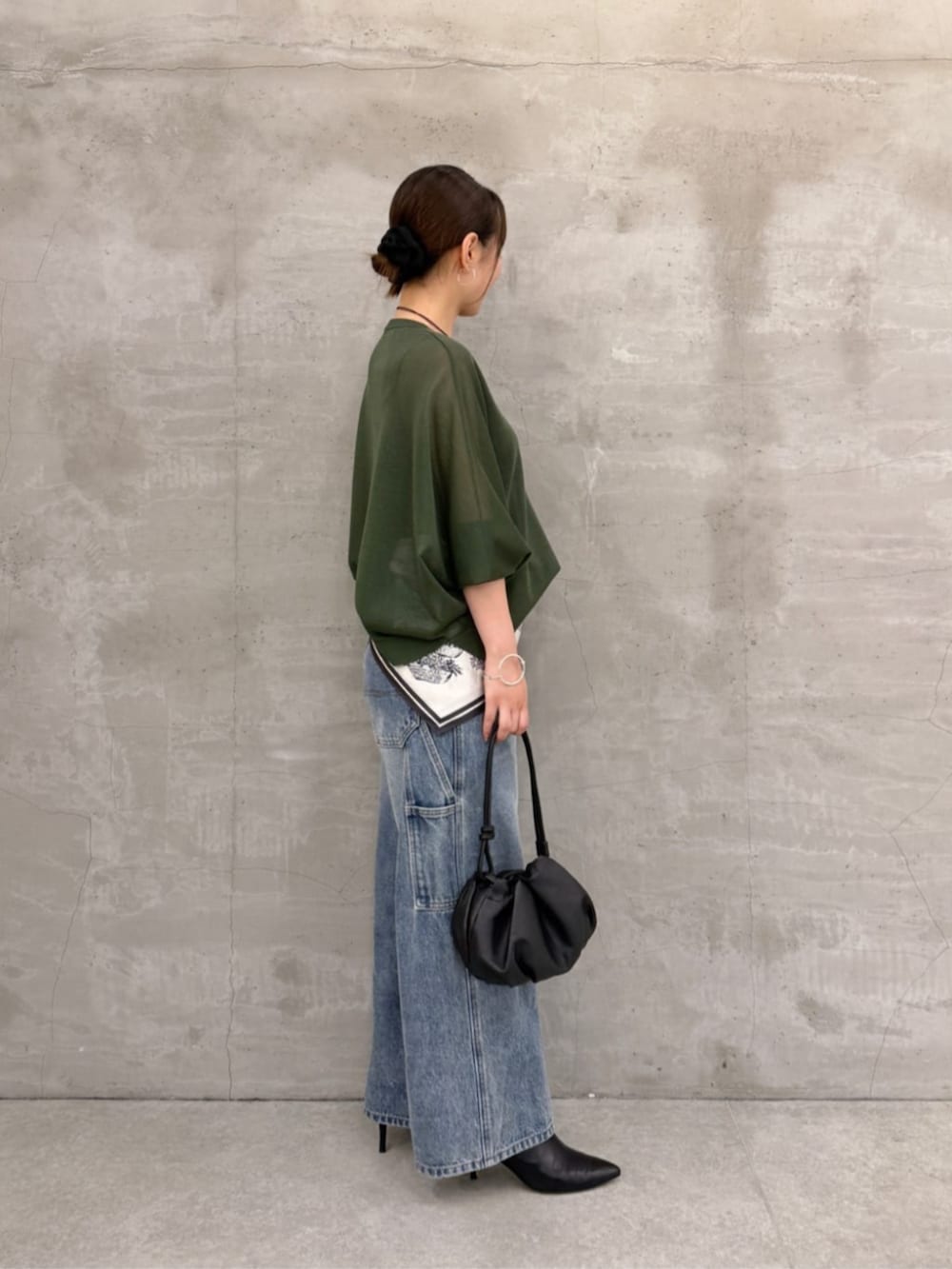 ブルー系のその他パンツ、グリーン系のニット/セーターを着用したレディースの夏コーディネートの2枚目の写真