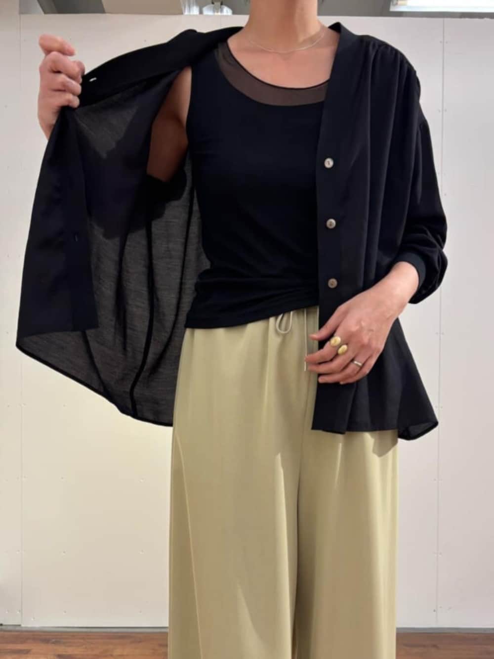 ブラック系のシャツ/ブラウス、ブラック系のキャミソール、ベージュ系のその他パンツを着用したレディースの春コーディネートの6枚目の写真