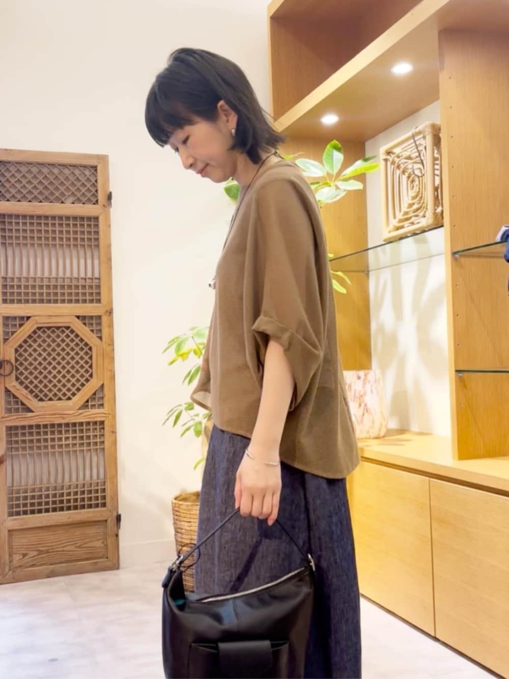 イエロー系のTシャツ/カットソー、シルバー系のリングを着用したレディースの夏コーディネートの4枚目の写真