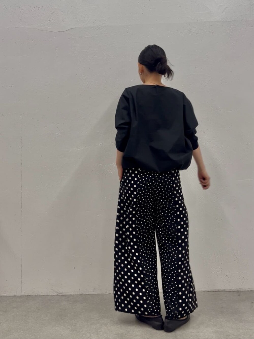 ブラック系のショルダーバッグ、ブラック系のシャツ/ブラウス、ブラック系のその他パンツを着用したレディースの冬コーディネートの6枚目の写真