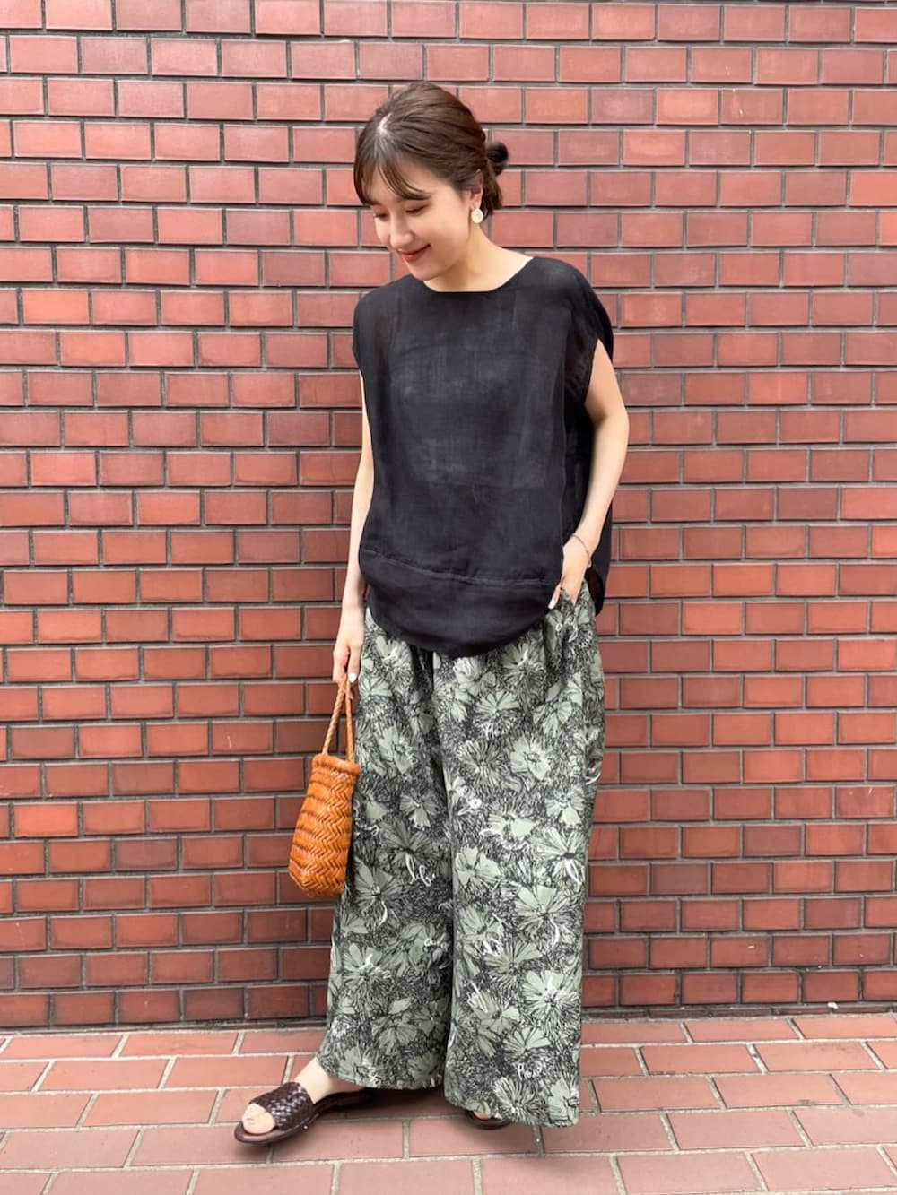 ブラック系のシャツ/ブラウス、グリーン系のその他パンツを着用したレディースの夏コーディネートの4枚目の写真