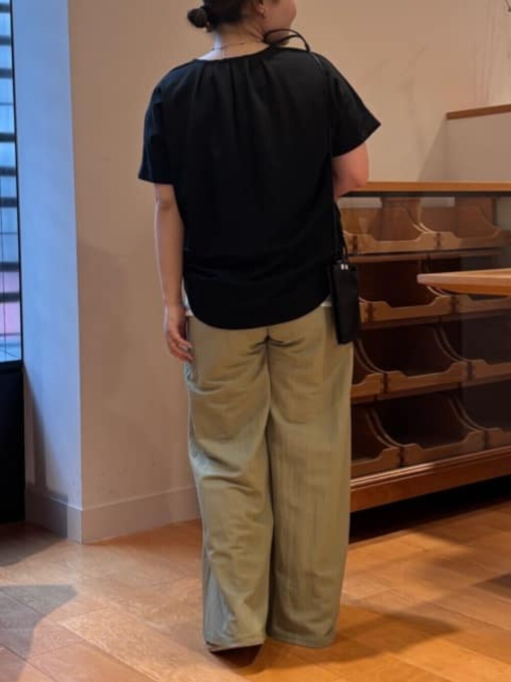 グリーン系のその他パンツ、ホワイト系のシャツ/ブラウス、ブラック系のベストを着用したレディースの春コーディネートの6枚目の写真