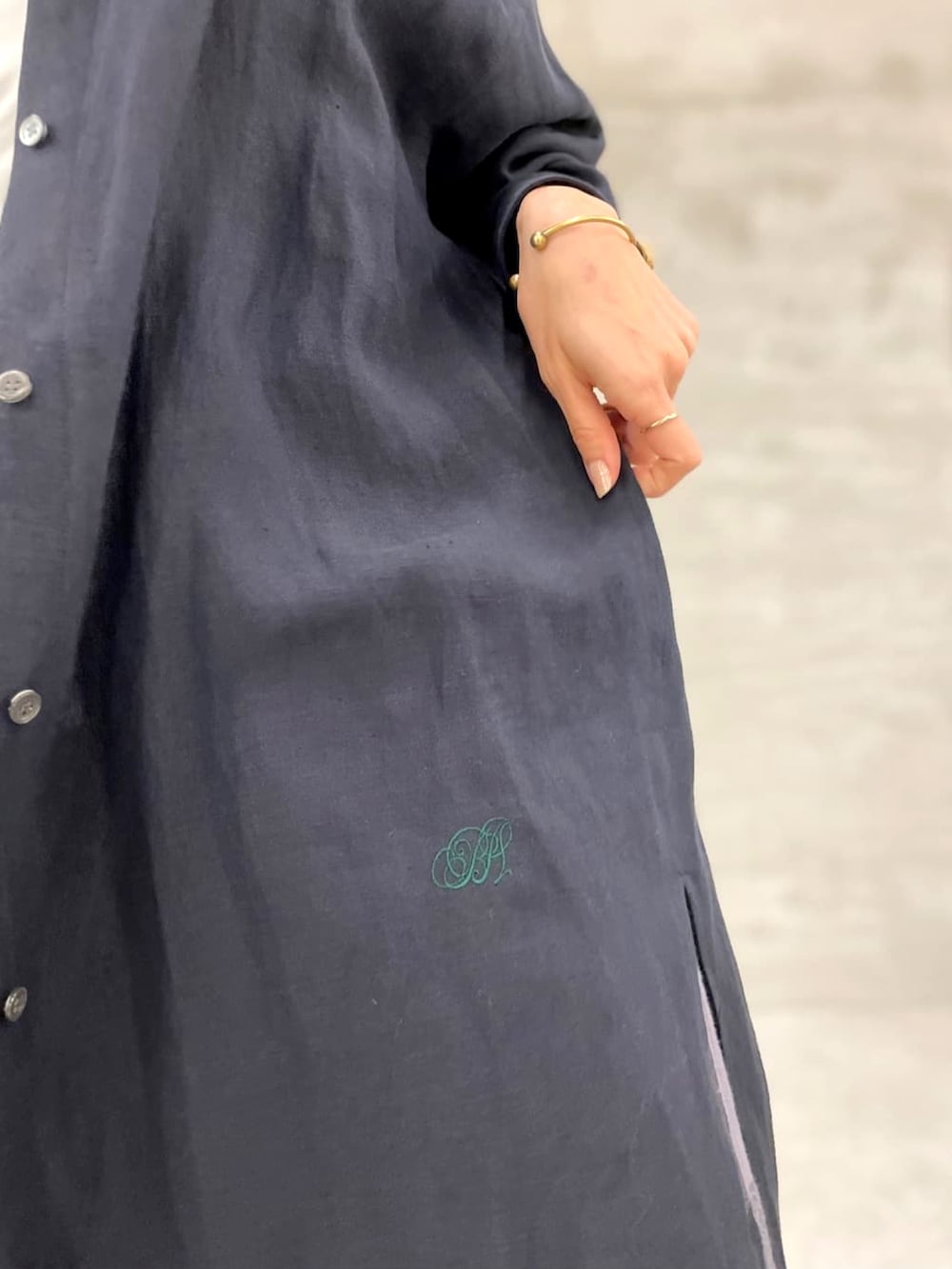 ブルー系のその他パンツ、ブルー系のシャツワンピースを着用したレディースの春コーディネートの3枚目の写真