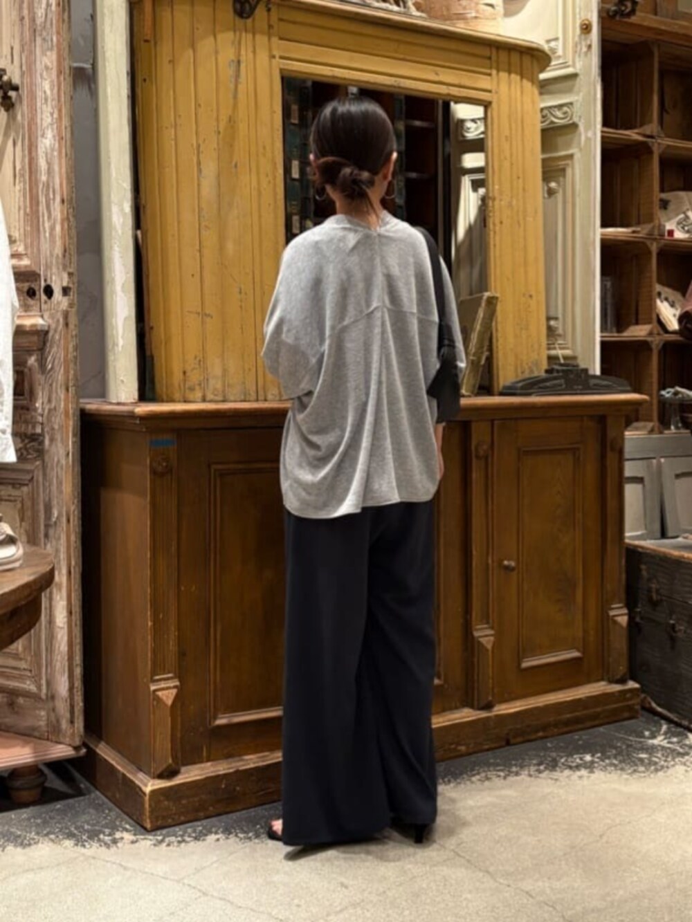 ブルー系のその他パンツ、グレー系のカーディガン/ボレロを着用したレディースの春コーディネートの5枚目の写真