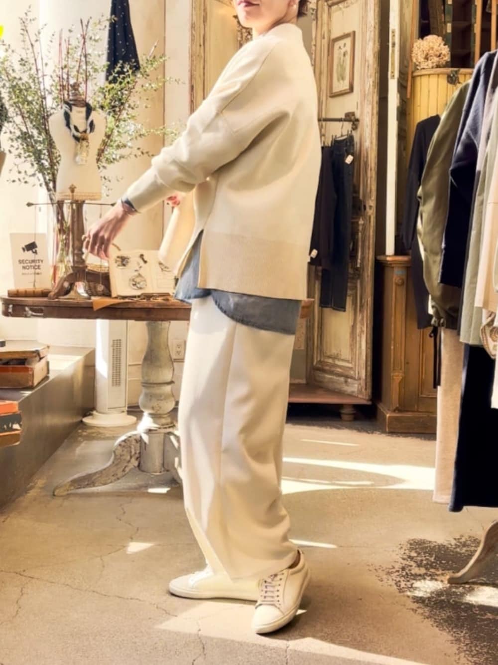 ブルー系のシャツ/ブラウス、ホワイト系のその他パンツを着用したレディースの春コーディネートの5枚目の写真