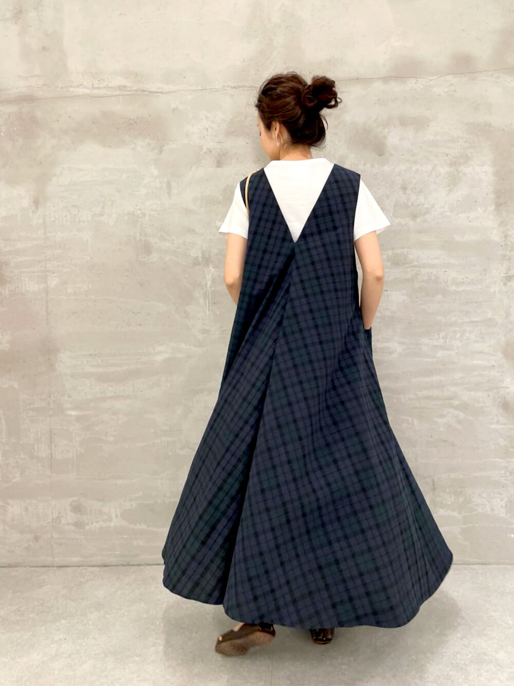 ブルー系のワンピース、ブラック系のサンダルを着用したレディースの春コーディネートの3枚目の写真