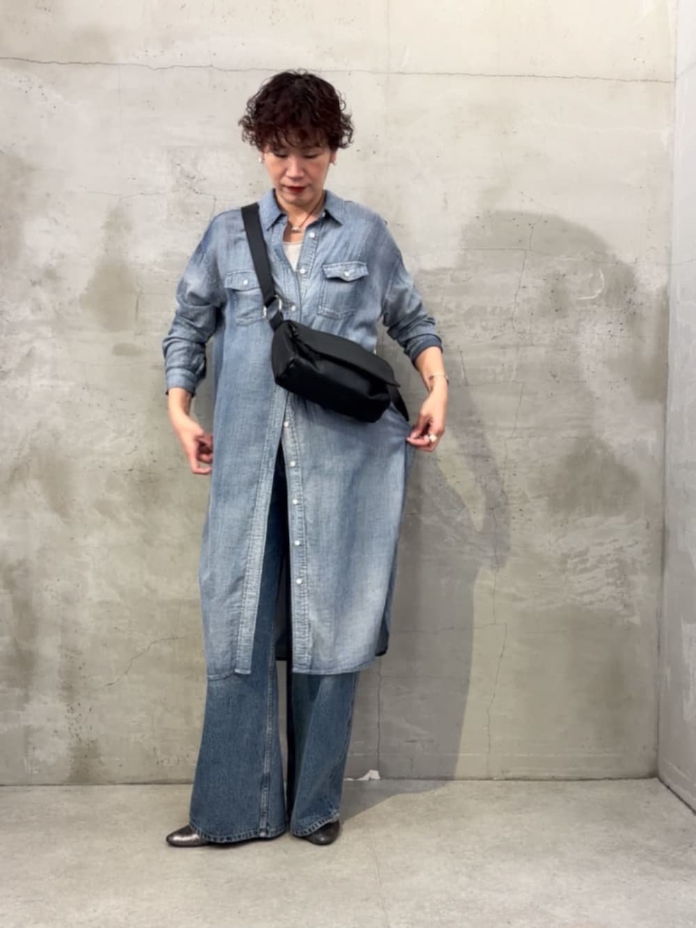 ブラック系のショルダーバッグ、ブルー系のその他パンツ、ブルー系のワンピースを着用したレディースの冬コーディネートの3枚目の写真