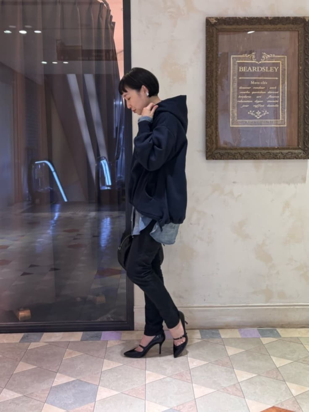 ブルー系のシャツ/ブラウス、ブルー系のパーカーを着用したレディースの春コーディネートの5枚目の写真