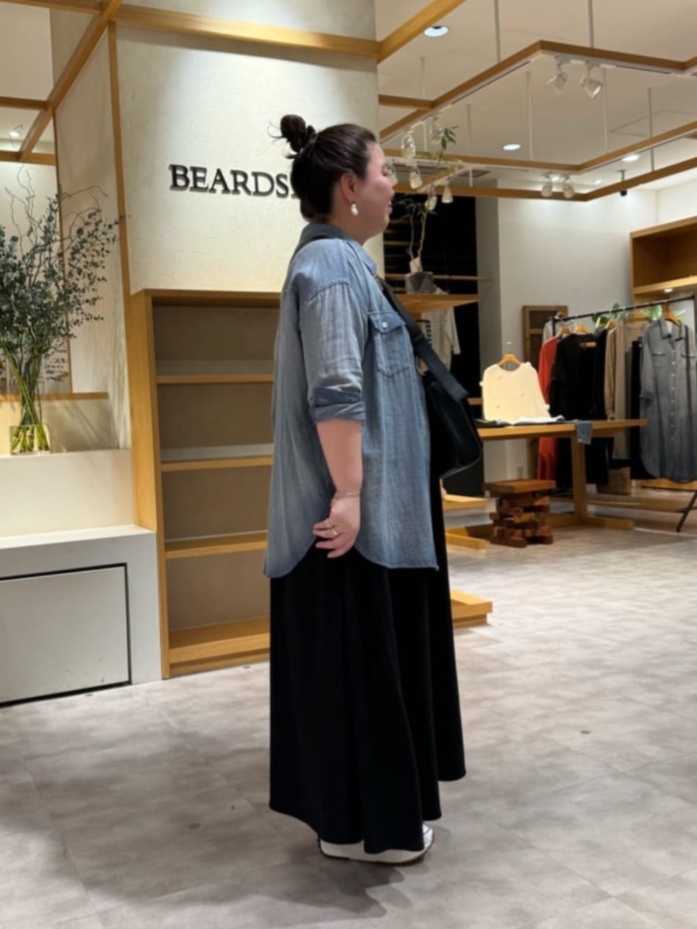 ブルー系のシャツ/ブラウス、ブラック系のショルダーバッグ、ブラック系のワンピースを着用したレディースの春コーディネートの2枚目の写真