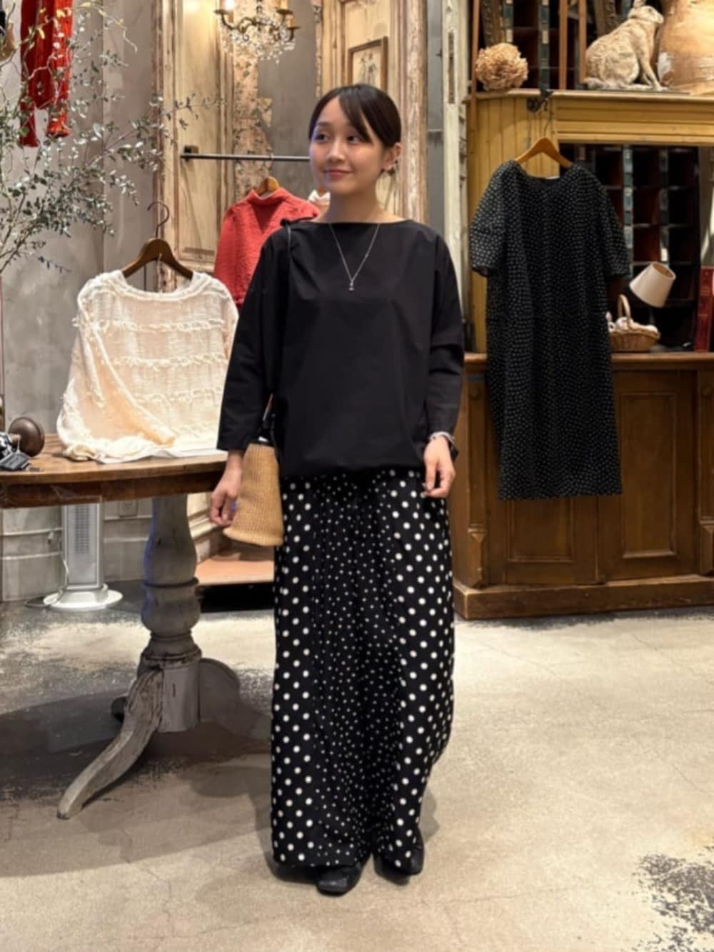 ブラック系のシャツ/ブラウス、ブラック系のその他パンツを着用したレディースの春コーディネートの2枚目の写真