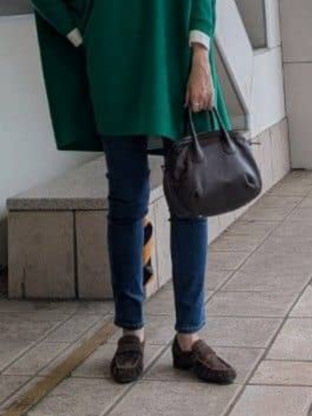 ブルー系のデニムパンツ、ブラウン系のその他シューズ、ブラウン系のトートバッグを着用したレディースの秋コーディネートの7枚目の写真