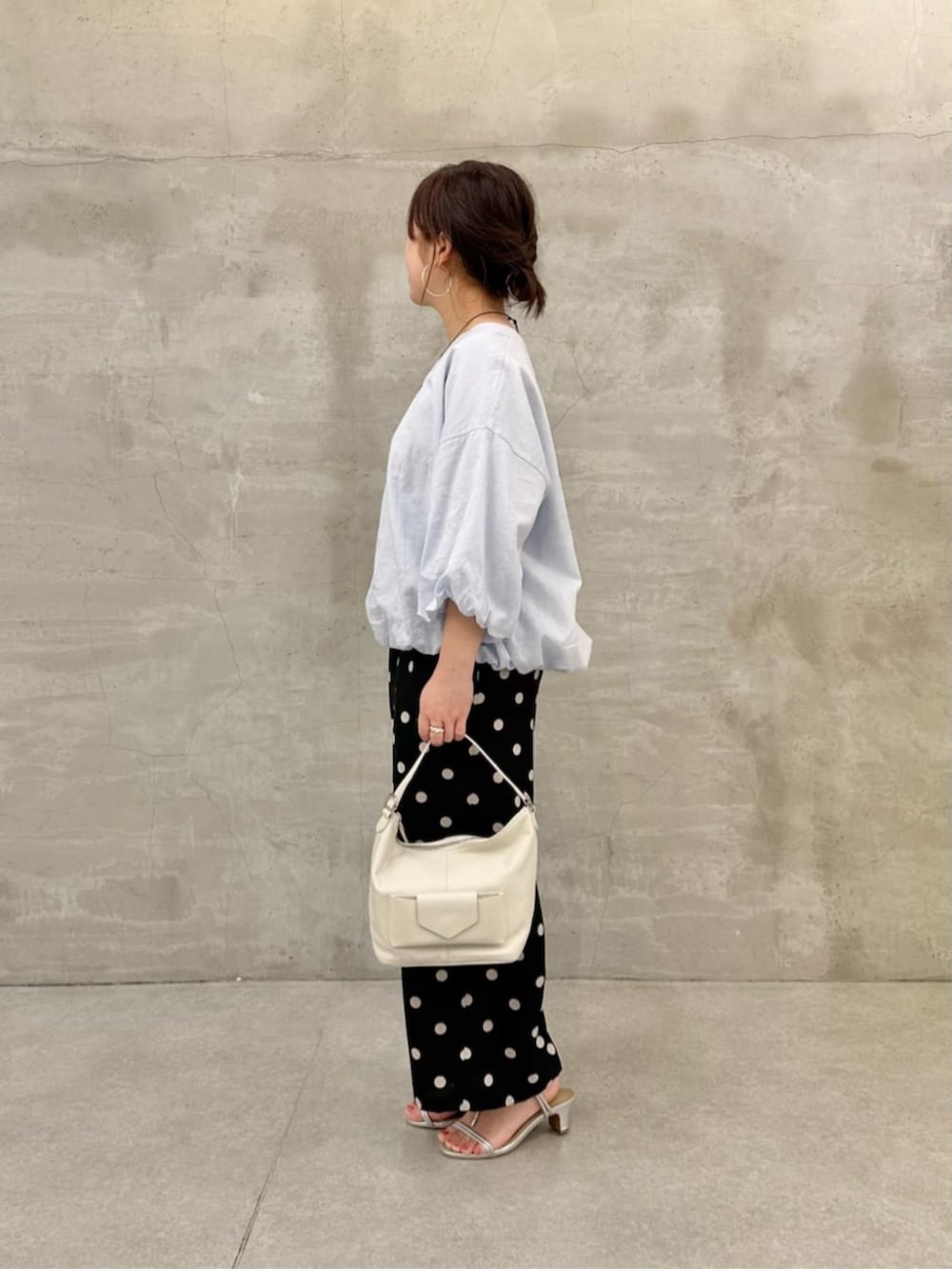 ホワイト系のトートバッグ、ブルー系のシャツ/ブラウス、ブラック系のその他パンツを着用したレディースの冬コーディネートの2枚目の写真