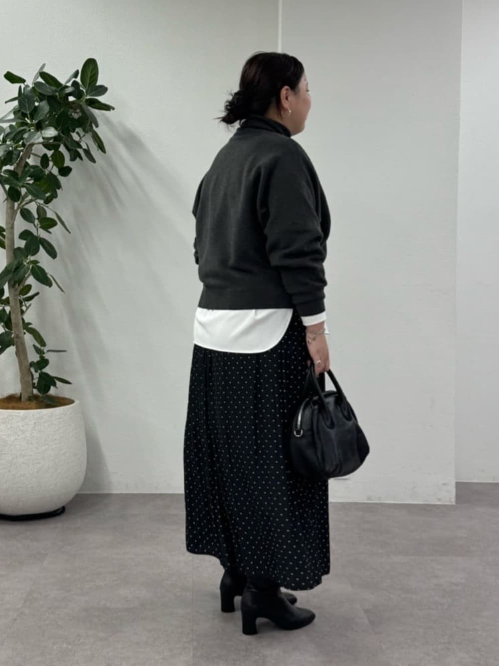 ブラック系のその他パンツ、グレー系のニット/セーター、ホワイト系のシャツ/ブラウスを着用したレディースの秋コーディネートの4枚目の写真