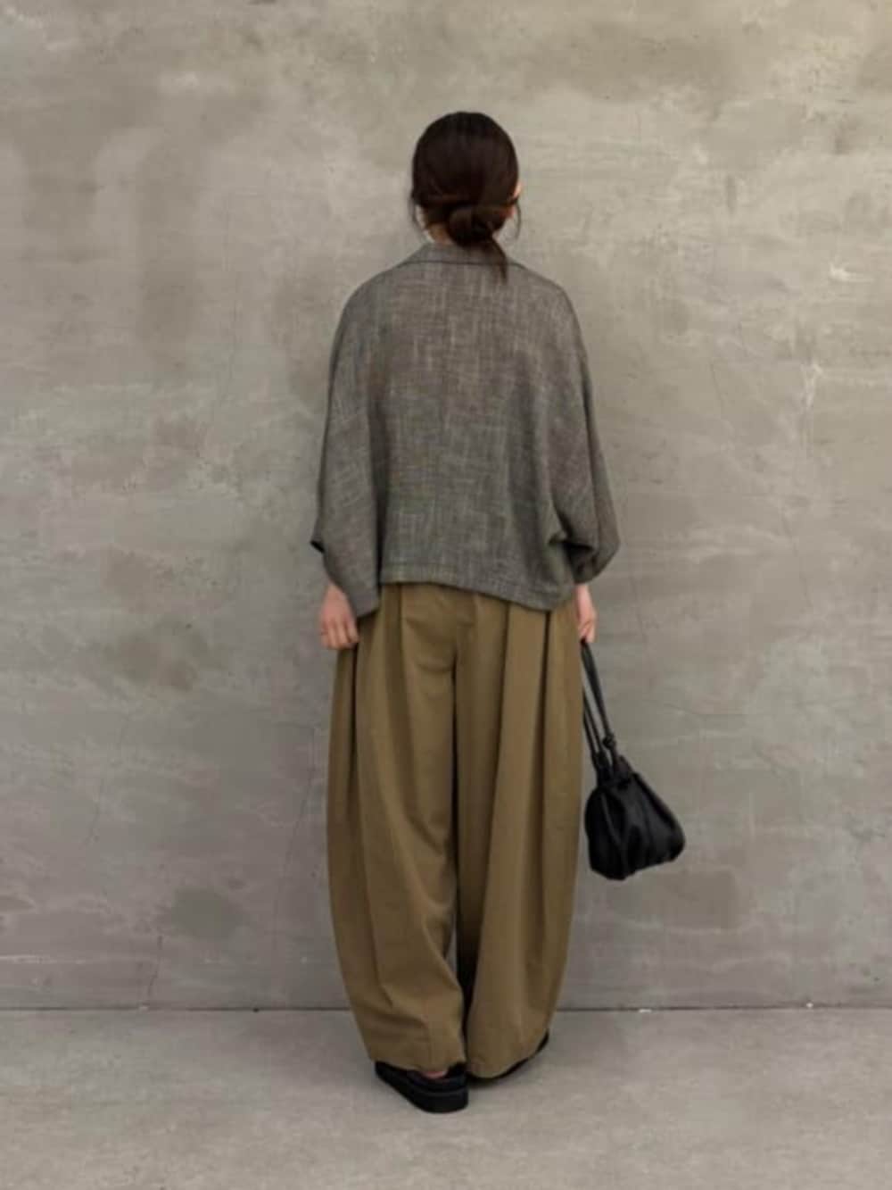 イエロー系のその他パンツ、ホワイト系のシャツ/ブラウス、ベージュ系のテーラードジャケットを着用したレディースの春コーディネートの10枚目の写真