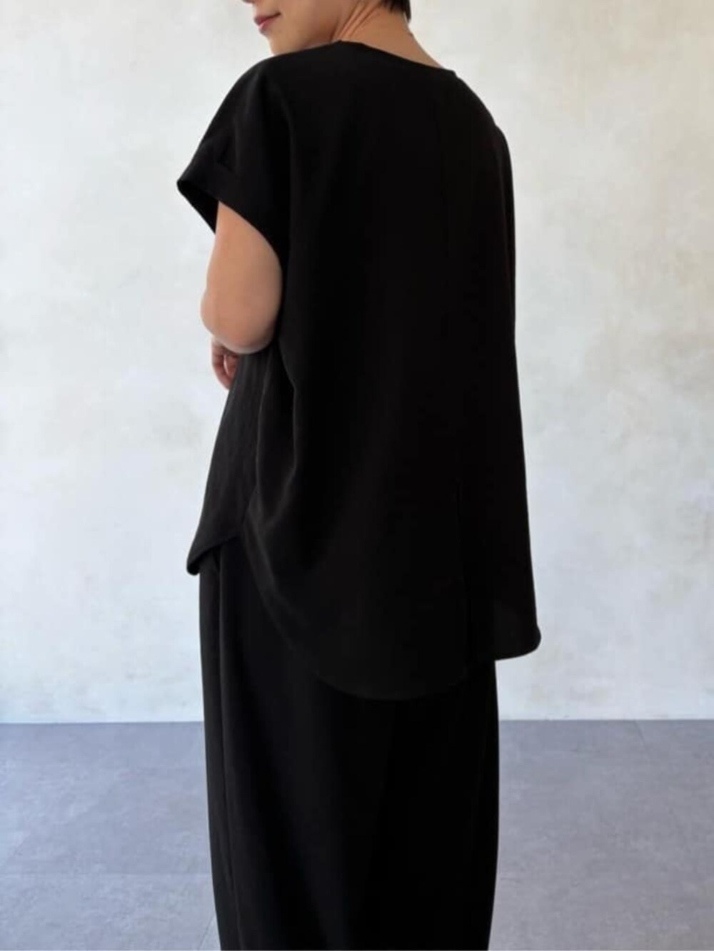 ブラック系のシャツ/ブラウス、ブラック系のその他パンツを着用したレディースの春コーディネートの6枚目の写真
