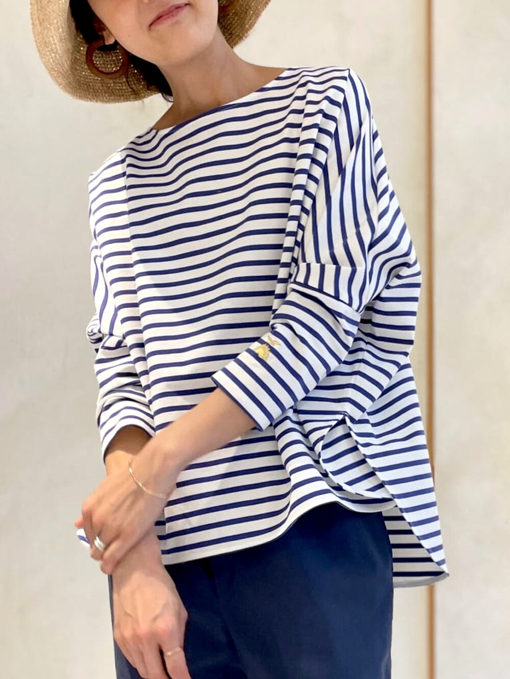 ブルー系のTシャツ/カットソー、ブルー系のその他パンツ、ホワイト系のその他シューズを着用したレディースの春コーディネートの2枚目の写真