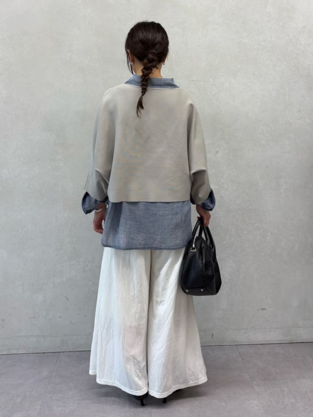 ブルー系のシャツ/ブラウス、グレー系のニット/セーター、ホワイト系のその他パンツを着用したレディースの夏コーディネートの4枚目の写真