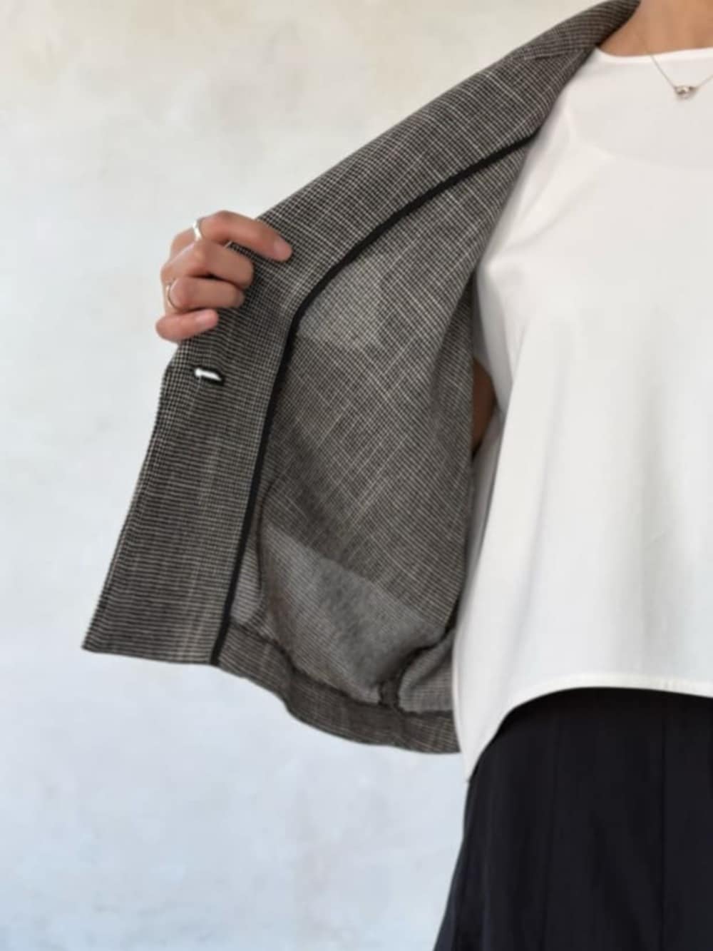 ベージュ系のテーラードジャケット、ホワイト系のシャツ/ブラウス、ブラック系のスカートを着用したレディースの春コーディネートの8枚目の写真