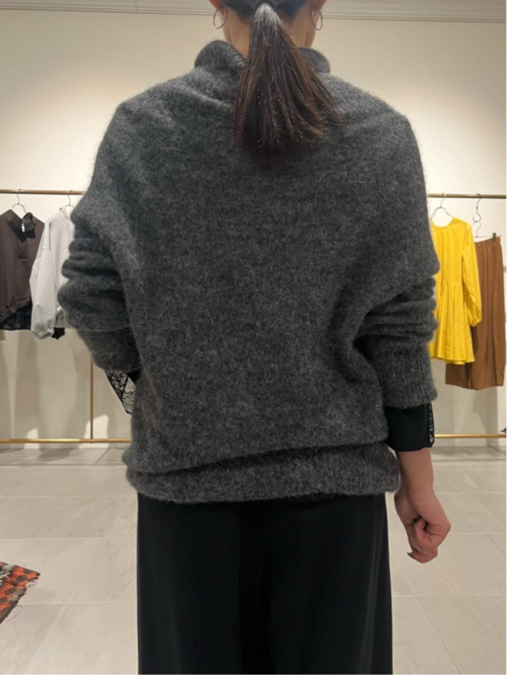 ブラック系のTシャツ/カットソーを着用したレディースの秋コーディネートの5枚目の写真