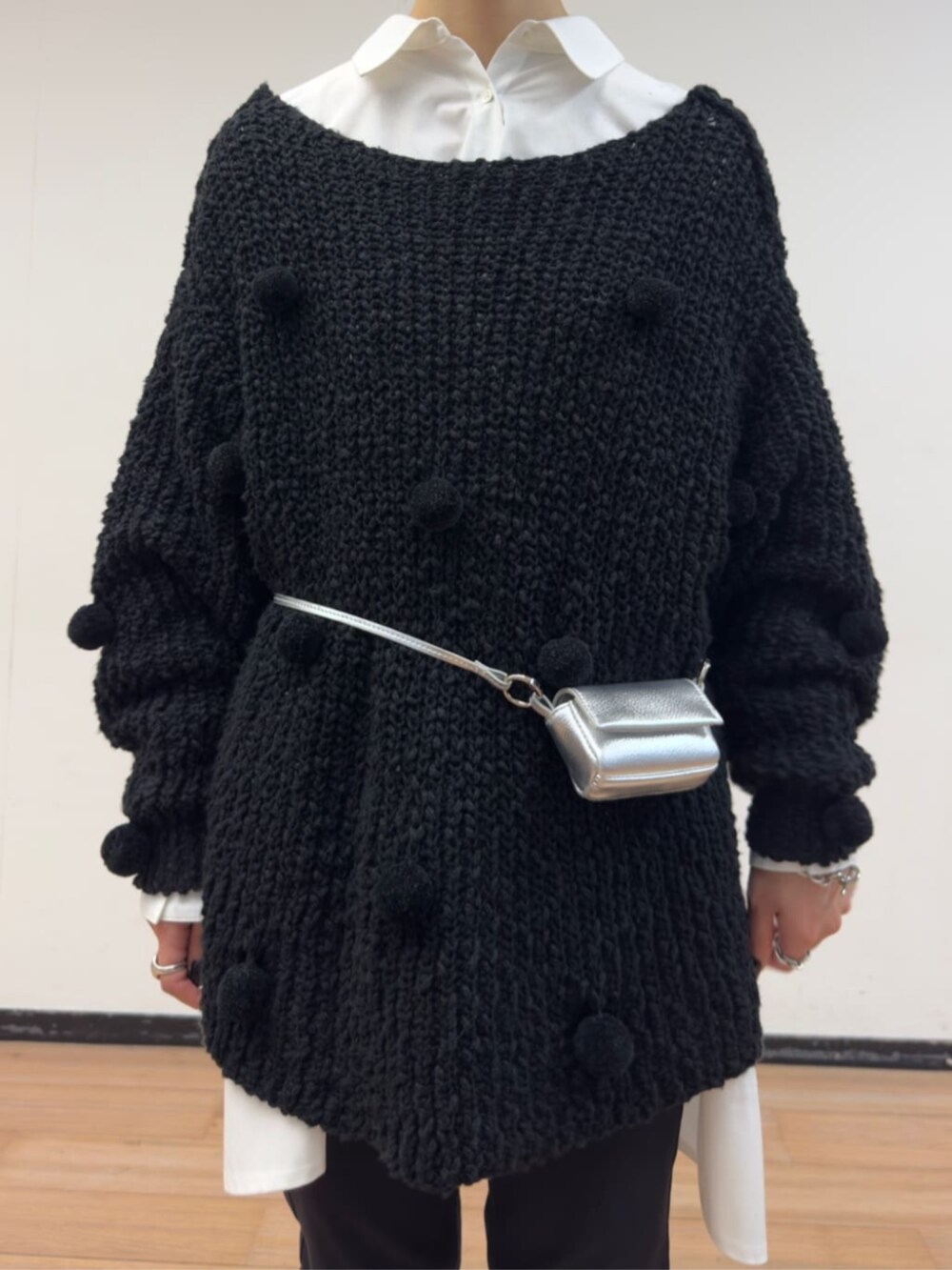 ブラック系のその他パンツ、ブラック系のニット/セーター、ホワイト系のシャツ/ブラウスを着用したレディースの秋コーディネートの3枚目の写真