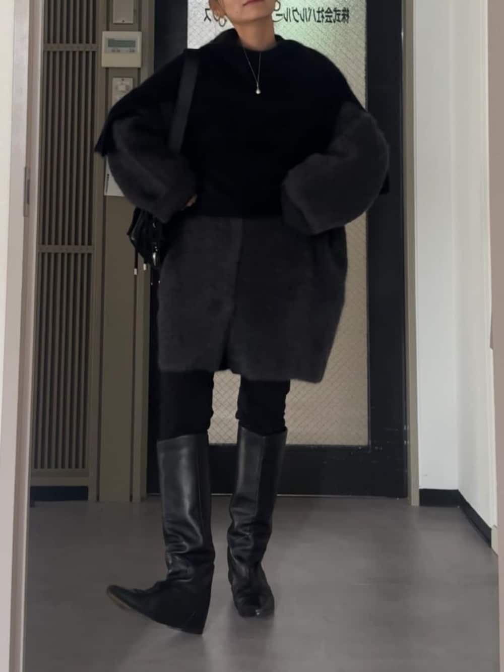 ブラック系のその他パンツ、ブラック系のニット/セーター、グレー系のその他アウターを着用したレディースの夏コーディネートの4枚目の写真